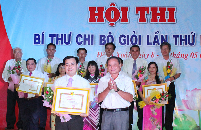 Kết th&uacute;c hội thi B&iacute; thư chi bộ giỏi lần thứ I, năm 2014: Đồng ch&iacute; L&ecirc; Tấn Nam đoạt giải nhất