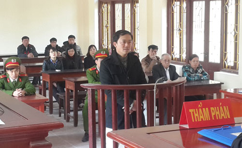 Phi&ecirc;n t&ograve;a hi hữu: Con ruột của bị hại k&ecirc;u oan cho... bị c&aacute;o