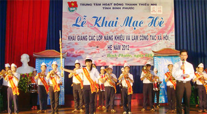 Khai giảng các lớp năng khiếu và làm công tác xã hội năm 2012