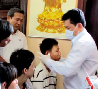 Ông Võ Hoàng Yên chữa bệnh tại chùa Quang Minh (TX. Đồng Xoài)