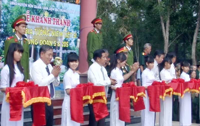 Kh&aacute;nh th&agrave;nh nh&agrave; bia tưởng niệm liệt sĩ Trung đo&agrave;n 5 v&agrave; 205