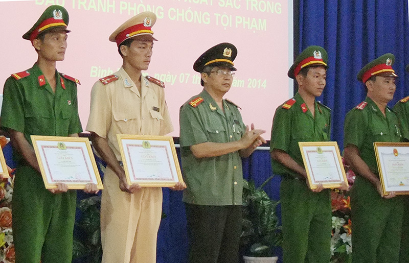 Khen thưởng đột xuất cảnh s&aacute;t giao th&ocirc;ng bắt trộm