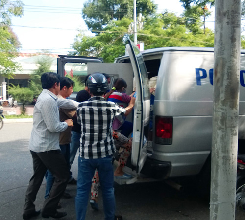 Vụ mang di ảnh đi khiếu kiện: Khởi tố, bắt tạm giam 7 người