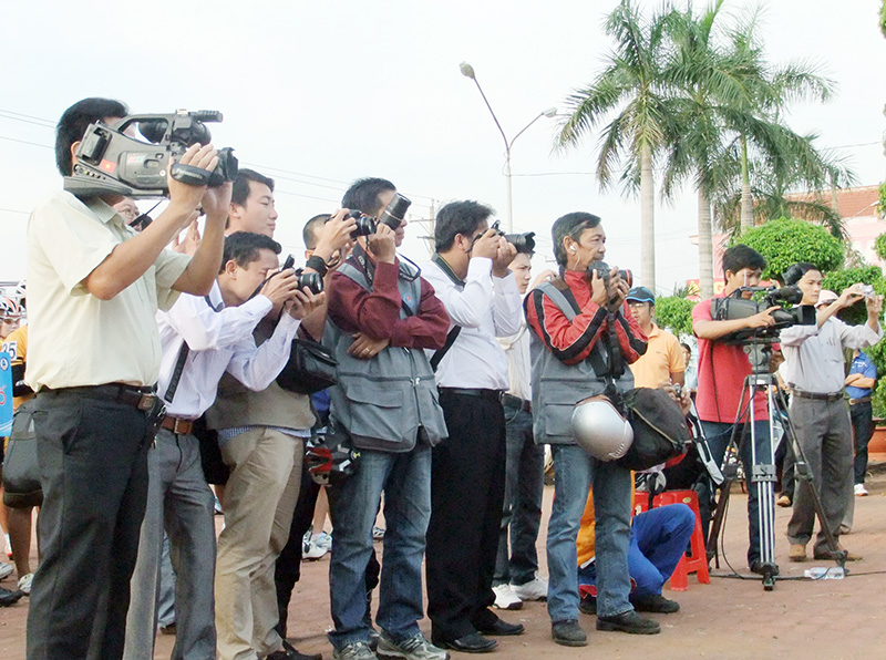 Kh&ocirc;ng cung cấp th&ocirc;ng tin cho b&aacute;o ch&iacute; sẽ bị kỷ luật