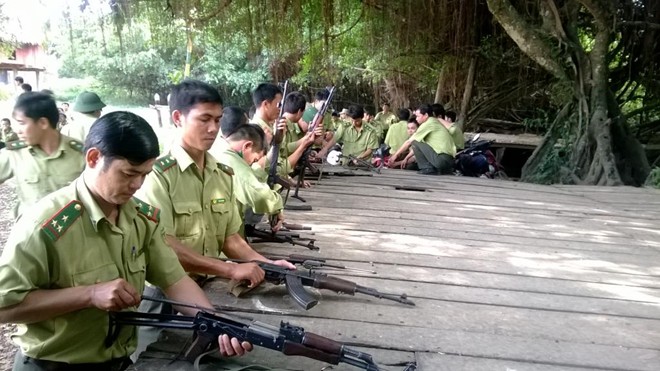 Lực lượng kiểm l&acirc;m được sử dụng vũ kh&iacute; qu&acirc;n dụng