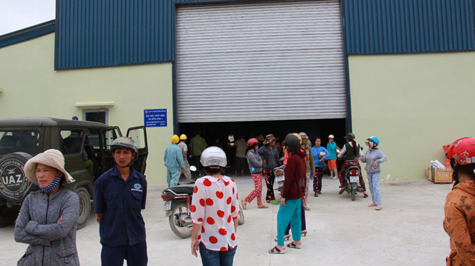 Dân kéo đến nhà máy thủy điện đòi bồi thường