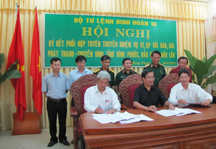 Đẩy mạnh truy&ecirc;n truyền hoạt đ&ocirc;̣ng của Binh đoàn 16 tr&ecirc;n b&aacute;o chí địa phương