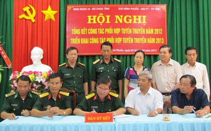 Ký k&ecirc;́t phối hợp tuy&ecirc;n truyền nhiệm vụ quốc ph&ograve;ng năm 2013 