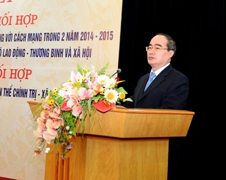 Phối hợp, tổng r&agrave; so&aacute;t ch&iacute;nh s&aacute;ch đối với người c&oacute; c&ocirc;ng