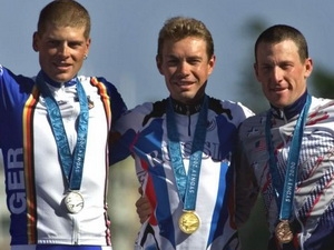 Lance Armstrong trả lại huy chương đồng Olympic