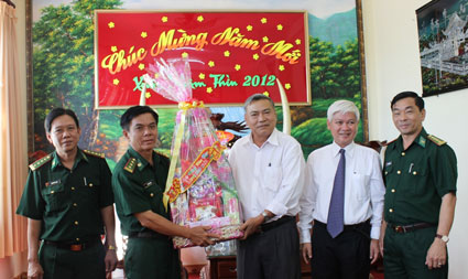 L&atilde;nh đạo tỉnh thăm v&agrave; ch&uacute;c tết c&aacute;c đơn vị lực lượng vũ trang