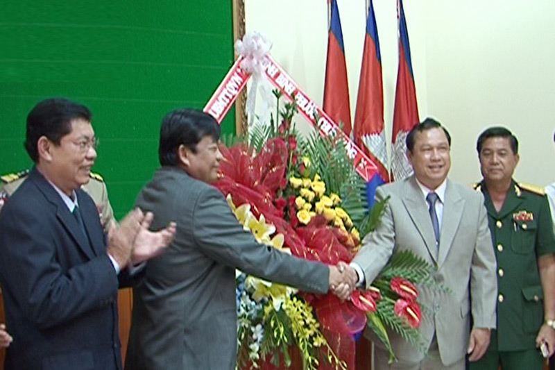 L&atilde;nh đạo tỉnh thăm, ch&uacute;c tết Ch&ocirc;l Chnăm Thm&acirc;y tại Campuchia