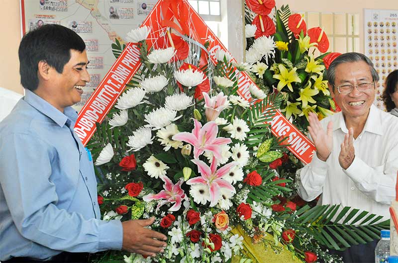 L&atilde;nh đạo tỉnh thăm c&aacute;c vị chức sắc t&ocirc;n gi&aacute;o nh&acirc;n dịp Gi&aacute;ng sinh