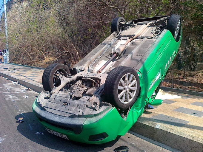 Taxi lật "chỏng vó", tông chết đôi vợ chồng
