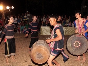 Giao ba bộ Cồng chiêng cho buôn Nui dân tộc Êđê