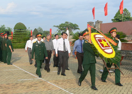 Viếng Nghĩa trang liệt sĩ tỉnh kỷ niệm 36 năm ngày Giải phóng hoàn toàn miền Nam