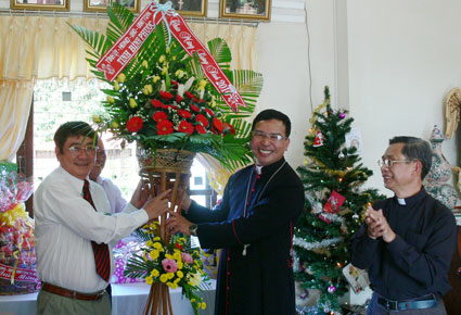 Lãnh đạo tỉnh chúc mừng Giáng sinh Tòa giám mục Buôn Ma Thuột