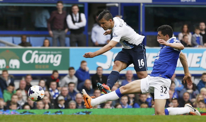 Lội ngược dòng tại Goodsion Park, Man City chạm tay ngôi vương