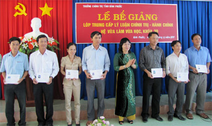 60 học vi&ecirc;n tốt nghiệp trung cấp l&yacute; luận ch&iacute;nh trị - h&agrave;nh ch&iacute;nh