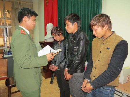 H&agrave; Nội bắt nh&oacute;m lừa nạp tiền điện thoại nhận thưởng giả