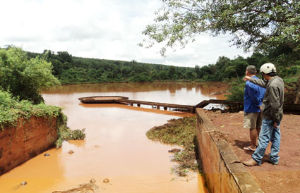 Lộc Ninh: Lũ cục bộ, nhiều hộ dân bị ngập