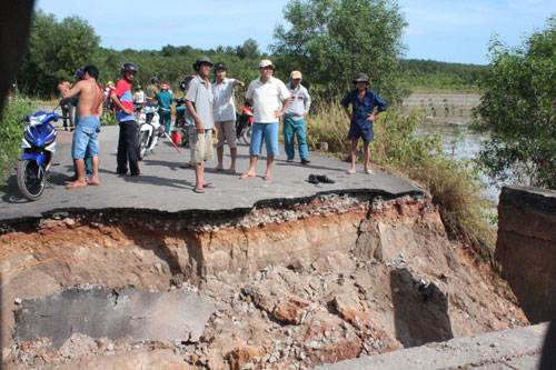 Bình Dương: Hàng trăm nhà dân bị ngập sâu 1-2 m