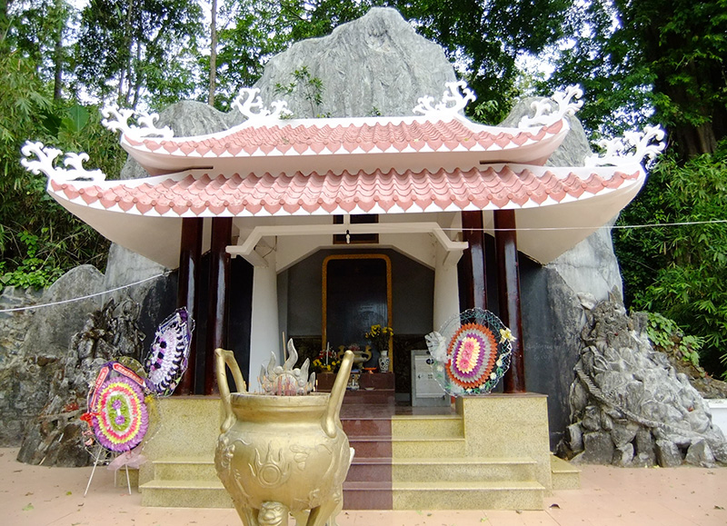 “Mặt trời trong lòng núi” và những hạt sạn