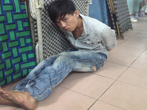 Ph&ecirc; &lsquo;h&agrave;ng đ&aacute;&rsquo; tấn c&ocirc;ng 3 người th&acirc;n nguy kịch