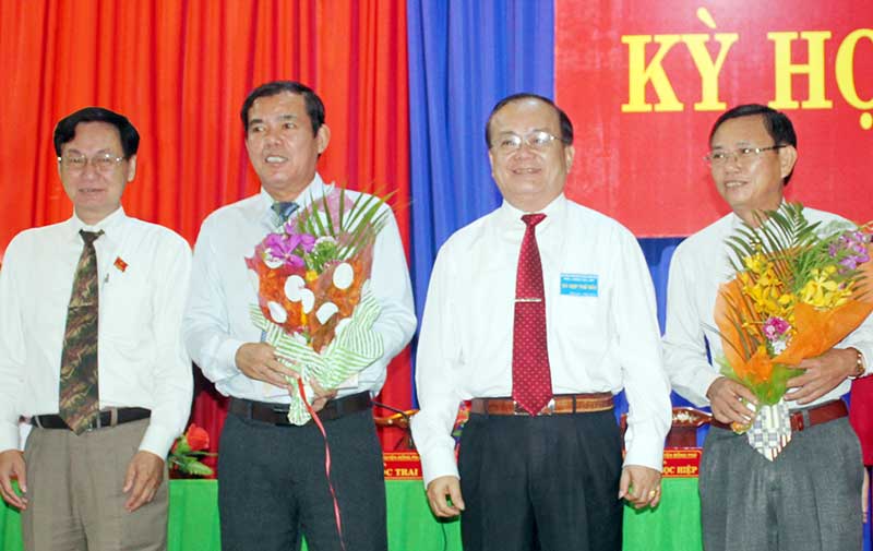 Miễn nhiệm v&agrave; bầu bổ sung chức danh Chủ tịch HĐND huyện Đồng Ph&uacute;