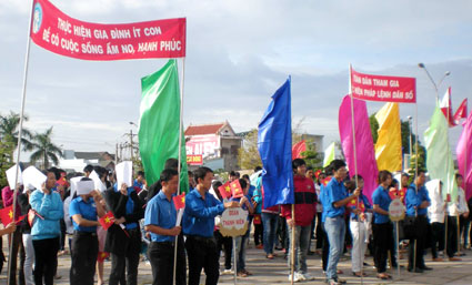 Diễu hành hưởng ứng “Tháng hành động quốc gia về dân số”