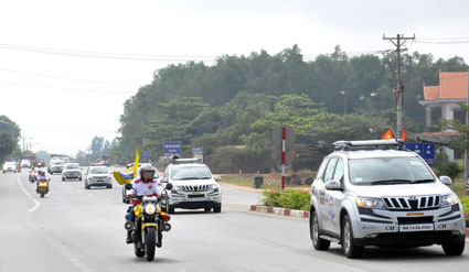 Đo&agrave;n diễu h&agrave;nh xe &ocirc; t&ocirc; ASEAN - Ấn Độ th&ocirc;ng quan Cửa khẩu Quốc tế Hoa Lư