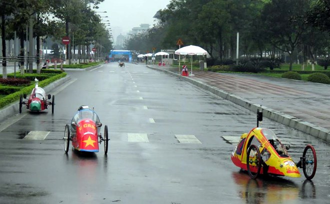 Xe máy tự chế Việt đi được hơn 1.164km với một lít xăng