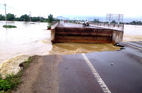 Ít nhất 29 người chết, quốc lộ chia cắt vì lũ miền Trung