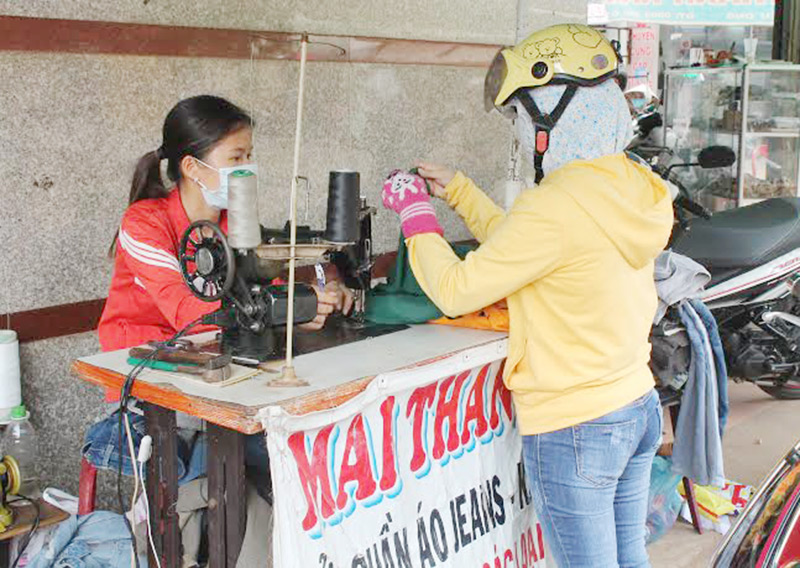 Mưu sinh từ nghề sửa quần áo