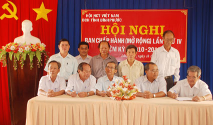 Người cao tuổi B&igrave;nh Phước l&agrave;m theo lời B&aacute;c