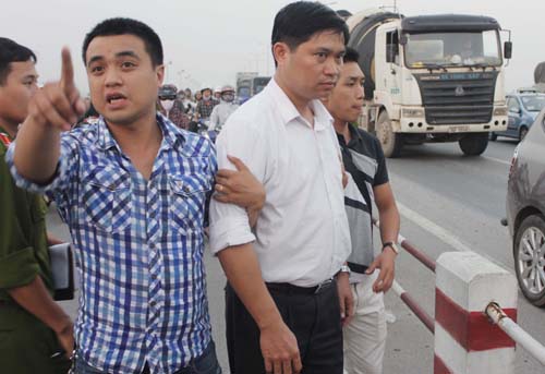 Vụ b&aacute;c sĩ n&eacute;m x&aacute;c nạn nh&acirc;n xuống s&ocirc;ng: B&aacute;c sĩ Tường bị đề nghị truy tố hai tội danh