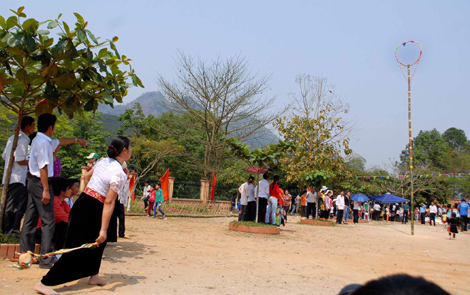 Sôi nổi Lễ hội ném Còn ba nước Việt-Lào-Trung 2013
