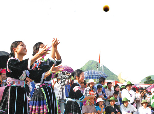 “Ném Pao” mùa hội