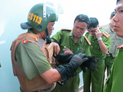 Nghẹt thở suốt năm tiếng với kẻ say ma túy đá dùng dao uy hiếp con tin