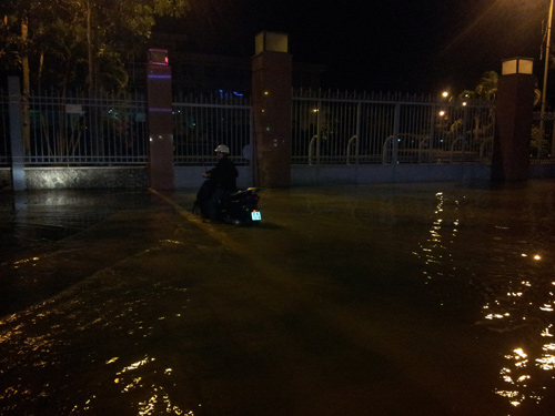 Triều cường làm ngập cả… UBND TP.Cần Thơ