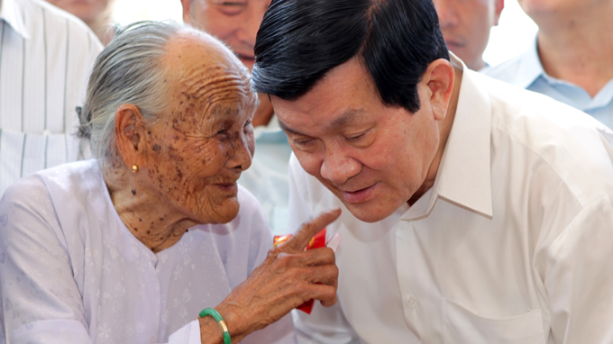 Khi chủ tịch nước c&uacute;i đầu nghe d&acirc;n