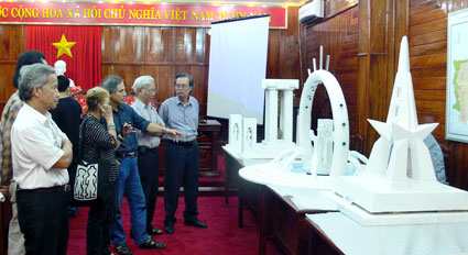 Hội đồng nghệ thuật xây dựng tỉnh chọn mô hình Đài tưởng niệm mộ 3.000 đồng bào và biểu tượng cây cao su