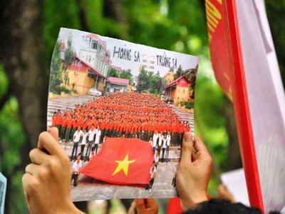 Người d&acirc;n tuần h&agrave;nh phản đối Trung Quốc x&acirc;m phạm chủ quyền của Việt Nam