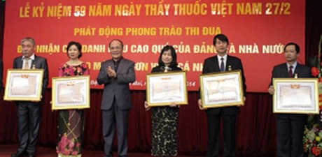 Chủ tịch Quốc hội ch&uacute;c mừng Ng&agrave;y Thầy thuốc Việt Nam