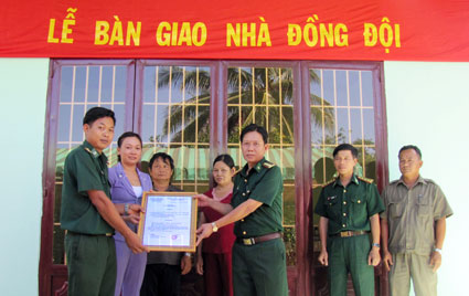 Bộ chỉ huy Biên phòng tỉnh bàn giao nhà đồng đội cho cán bộ có hoàn cảnh khó khăn
