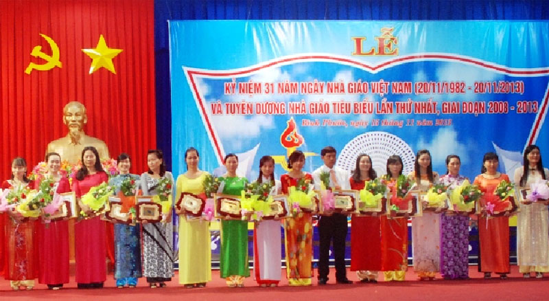Tuyên dương 98 nhà giáo tiêu biểu lần thứ nhất giai đoạn 2008 - 2013