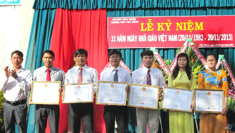 Sôi nổi chào mừng ngày Nhà giáo Việt Nam 20-11