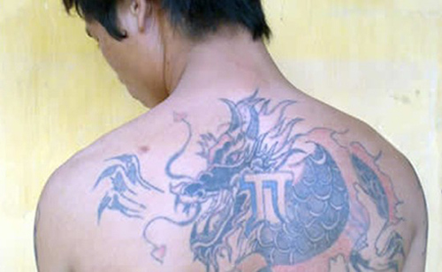 Đ&oacute;ng giả b&aacute;c sĩ v&agrave;o bệnh viện bắt s&aacute;t thủ