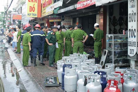 Nổ tại đại lý gas, 3 người bị thương