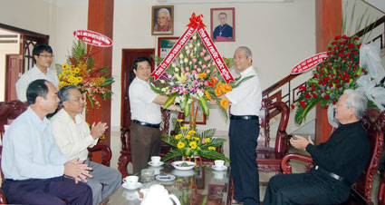 Lãnh đạo tỉnh thăm, chúc mừng Tòa giám mục Phú Cường nhân dịp giáng sinh
